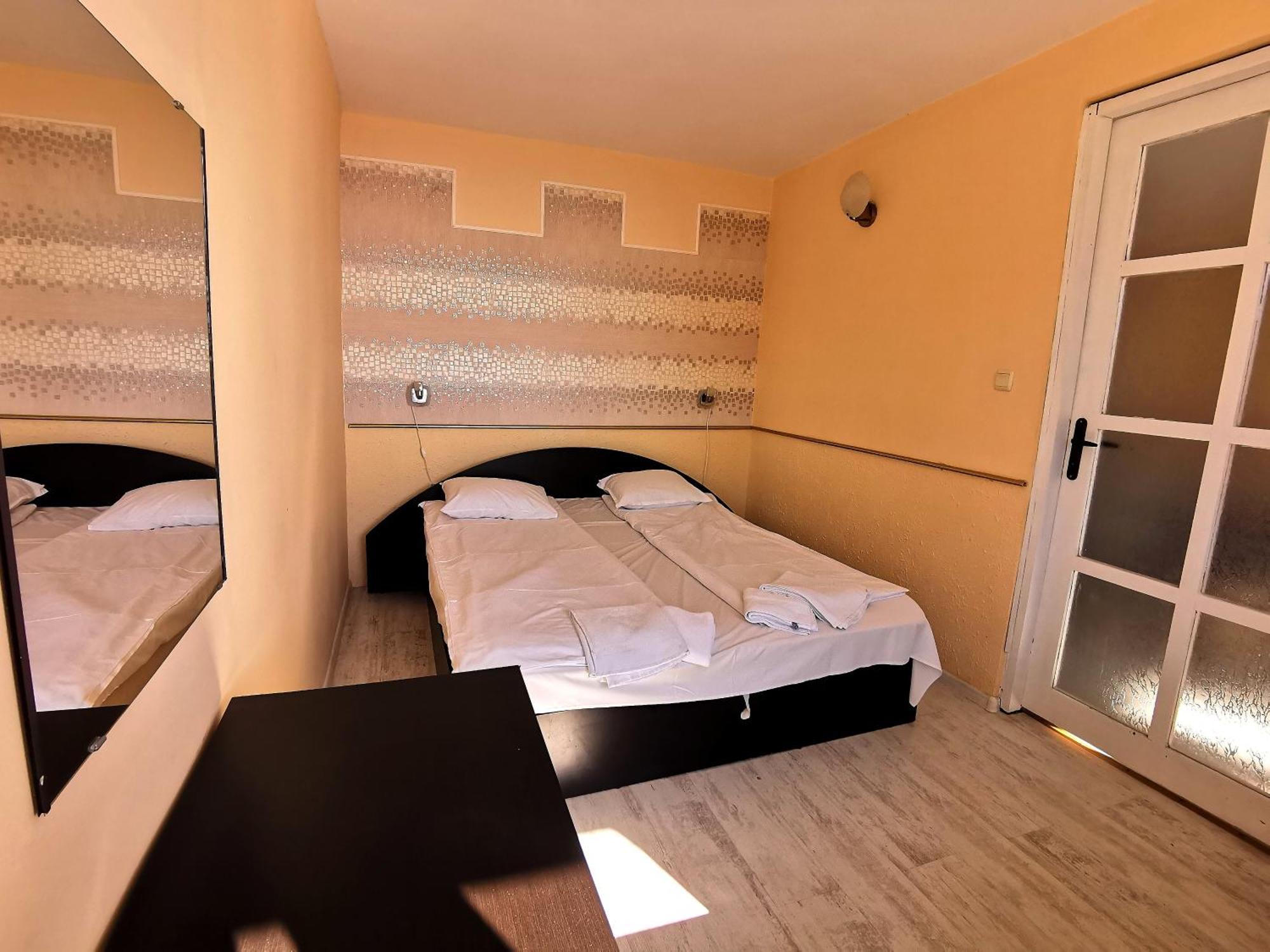 Family Hotel White House Поморие Экстерьер фото