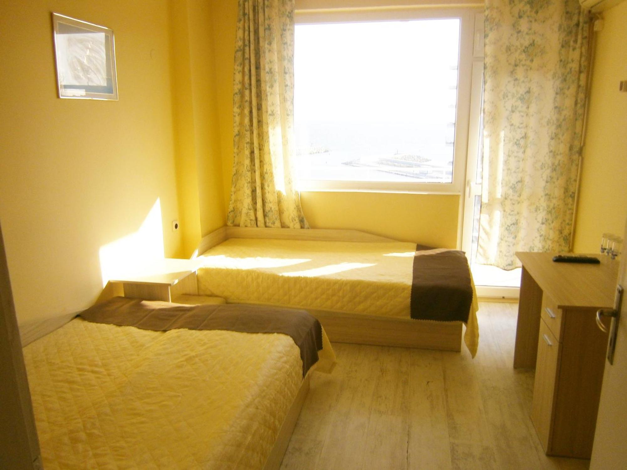 Family Hotel White House Поморие Экстерьер фото